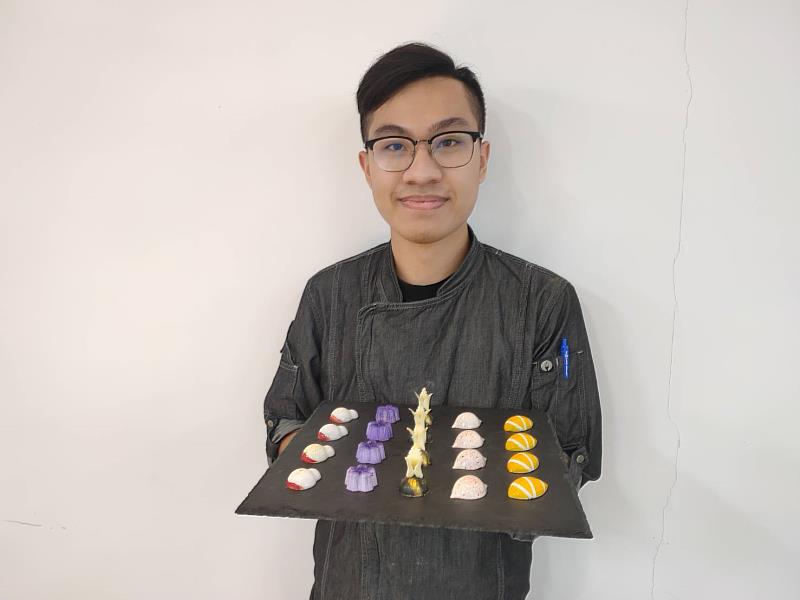 景文科大餐飲系奚志豪在星空棒棒糖項目中榮獲金牌。