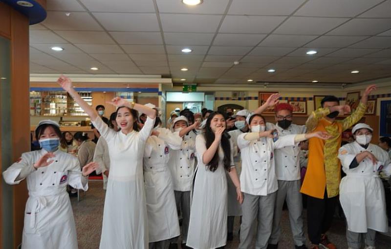 國際美食日活動吸引超過100名師生到場品嚐異國料理，在歲末年終之際一解鄉愁，歡度溫馨的午餐時光。