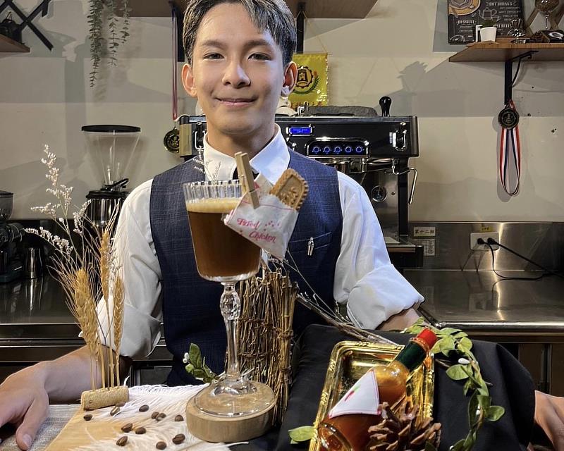 景文科大餐飲系陳逸文在咖啡調酒競賽榮獲金牌。