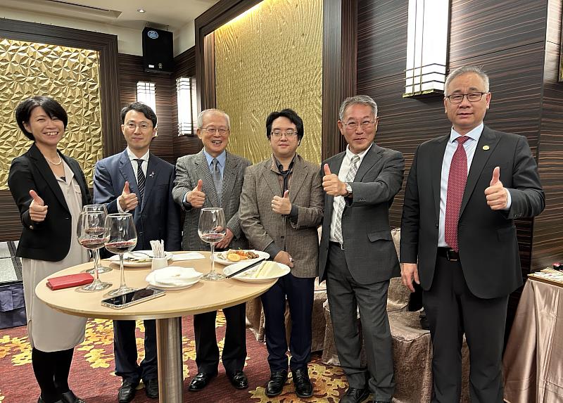 來賓同賀燕友台灣事務所成立。