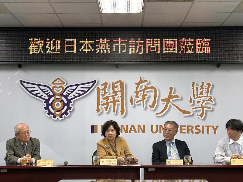 燕友公司山後代表理事與開大葉哲正榮譽董事長與林玥秀校長座談。