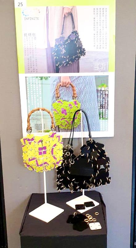 作品「無限」大玩美學創意，提升壓克力的價值，兼具時尚與實用，大獲評審好評(照片來源：義守大學提供)。