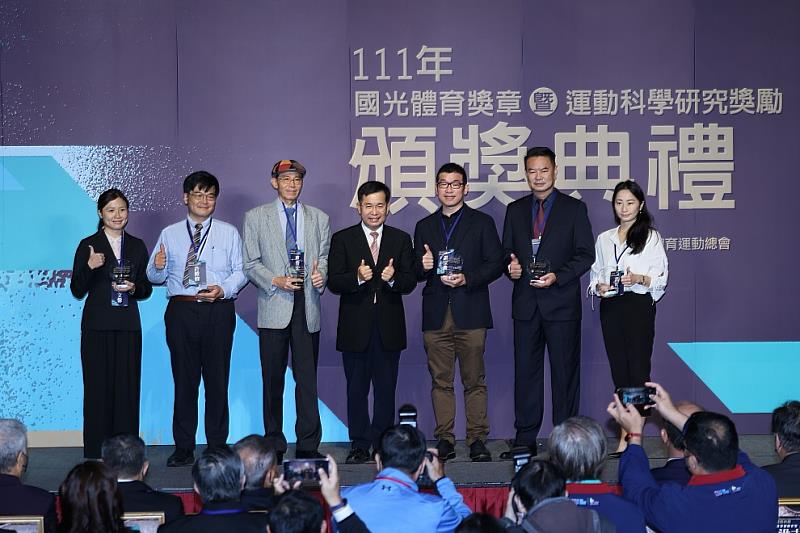 圖說二：彭逸坤副教授(右二)與其他得獎者接授表揚
