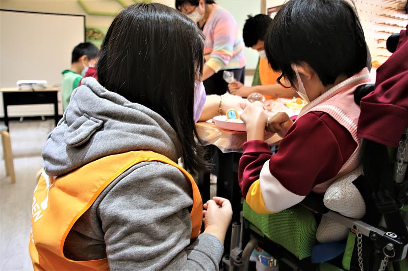 彭福小作所手把手帶國小特教生手作薑餅屋，互送聖誕祝福。