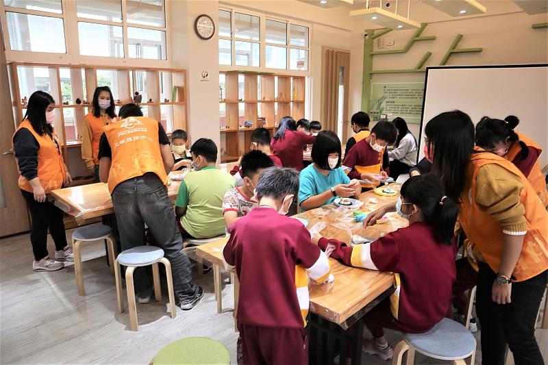 彭福小作所的身障學員擔任小老師，協助彭福國小的特教生體驗手作薑餅屋，希望透過活動的參與，增進其社交能力與社會參與的機會。