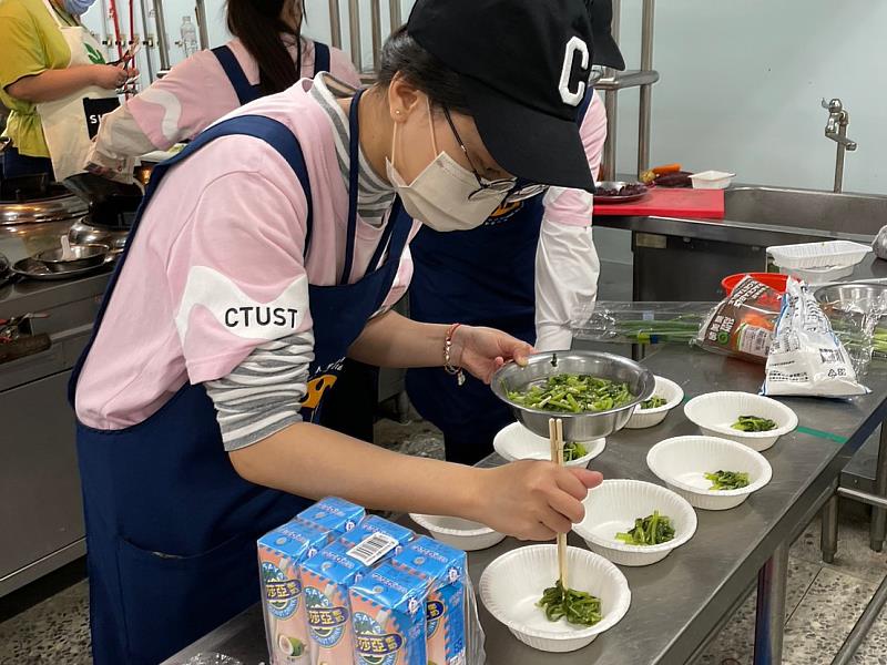 中臺科大辦理節慶餐食創意競賽-參賽學員慎重進行餐食盛裝