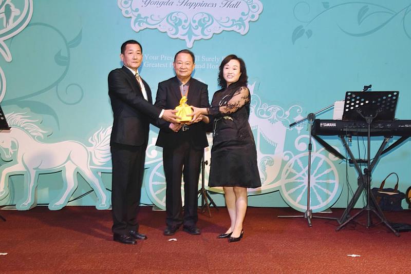 王傑民理事長(左)交棒給新任理事長韋月華董事(右)，崑大曾韋龍董事長(中)擔任監交人