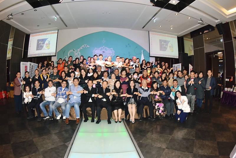 畢業校友與師生大合照