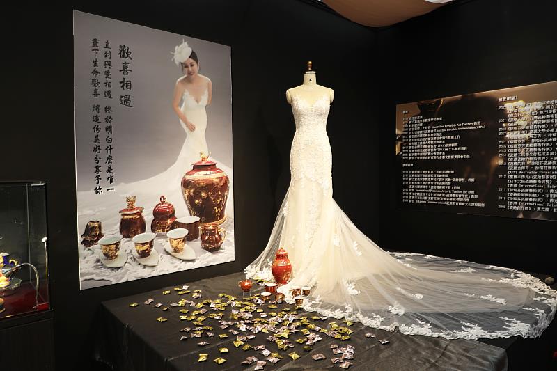 瓷情萬種！徐瑞芬返台十年瓷繪創作展歐風中國風展現多元風采