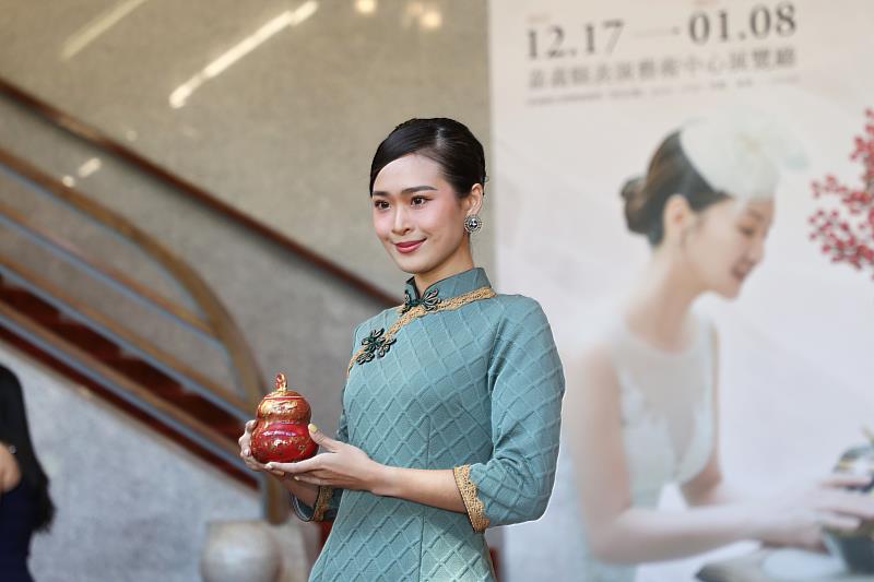 瓷情萬種！徐瑞芬返台十年瓷繪創作展歐風中國風展現多元風采