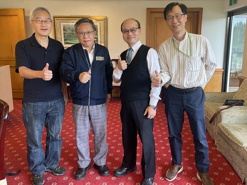 于濂波博士、張慶瑞理事長、賴朝松院長與陳怡欽處長(由左至右)攜手開發量子退火技術。