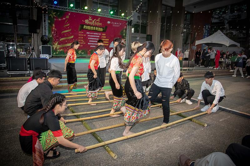 嘉藥越南專班竹竿舞蹈為聖誕點燈儀式揭開序幕