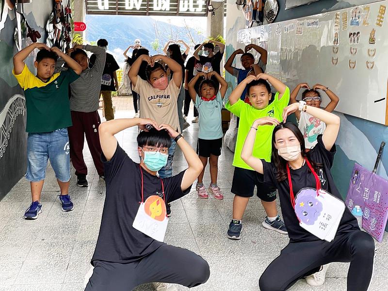 義守大學深入部落，結合在地特色與所學術專業，透過有趣的活動設計，提升當地學童學習意願，獲得正確的健康觀念與知識(照片來源：義守大學提供)。