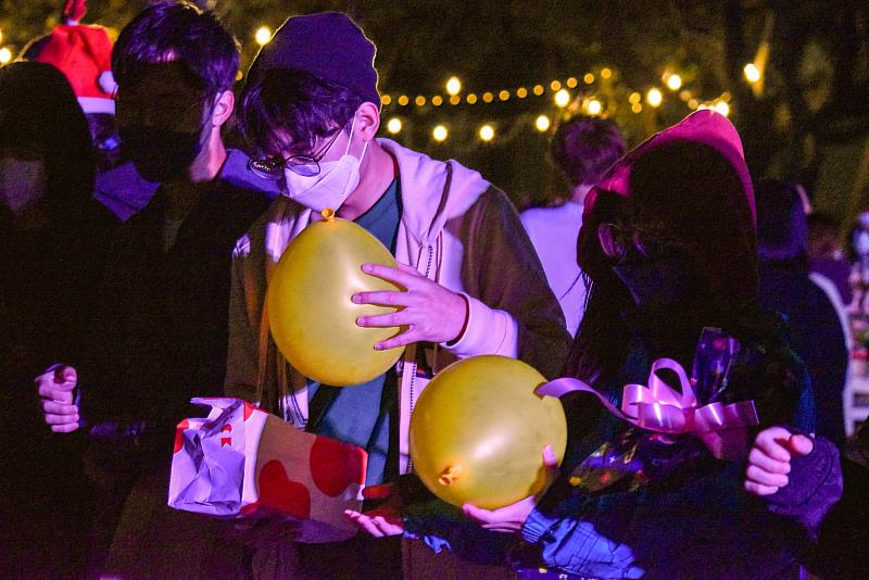 活動在音樂帶動下讓學生傳遞氣球決定交換禮物對象