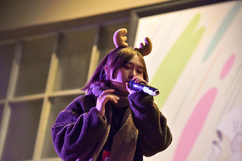 視傳系學會副會長二年級潘米樂於活動獻唱歌曲