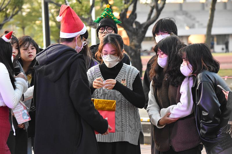 崑大視傳系舉辦聖誕活動，學生透過團康活動增進情誼