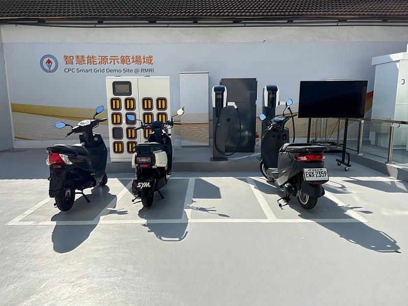 遠傳於會場展示的電動機車智慧充電站，為全台唯一整合充、換電服務於同一平台、雙模式並行，用戶可依照需求自行切換充電方式。
