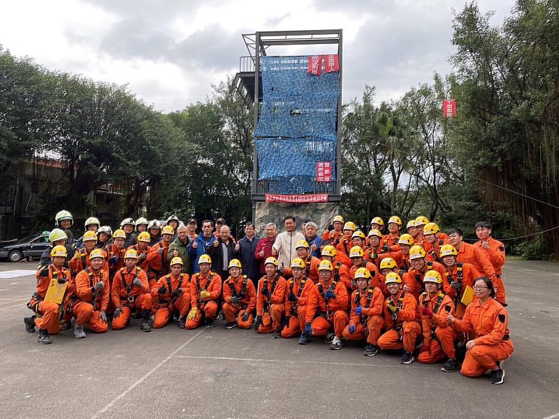 本次參訓學員計有48名其中包括3名女性消防員，經過9週的磨練後，在與男性消防員同樣標準下完成各項訓練課程，結訓後將投入消防分隊執行第一線的救災救護工作，提供市民最優質安全保障。