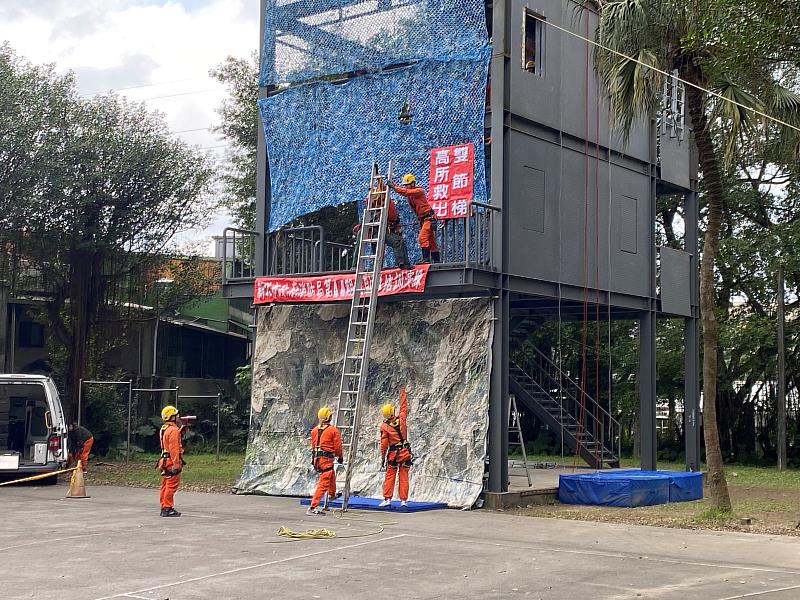 本次救助訓練課程共計9週(360小時)，項目包括急流救生訓練、山難救援訓練、立體救災訓練及各項救助等基礎戰技。為因應近年風災、水患、震災等天然災害，特別移地花蓮縣秀姑巒溪河域實施水域急流救援演練