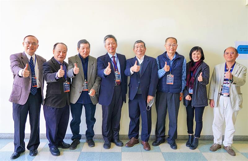 與會貴賓與朝陽科大管理學院院長傅鍾仁(左四)合影。