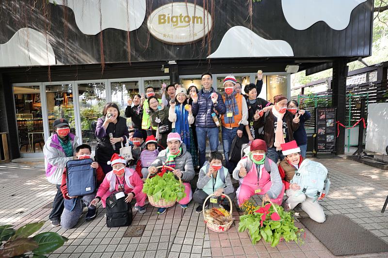 國父紀念館王蘭生館長與陽明教養院廖秋芬院長及院生合影