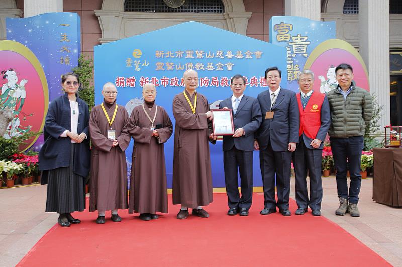 圖說2.與會貴賓於靈鷲山華嚴法會會場聖山寺善法樓合影。(圖片提供/靈鷲山佛教教團)