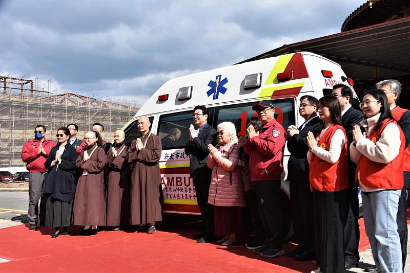 圖說4.與會貴賓在救護車前合影，祈願人人平安、地球無災無難。(圖片提供/靈鷲山佛教教團)