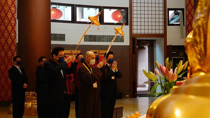 圖說3. 聖山寺監院懇慧法師及新北市副市長劉和然代表獻供象徵護佑的寶傘，祈願風調雨順、國泰民安。(圖片提供/靈鷲山佛教教團)