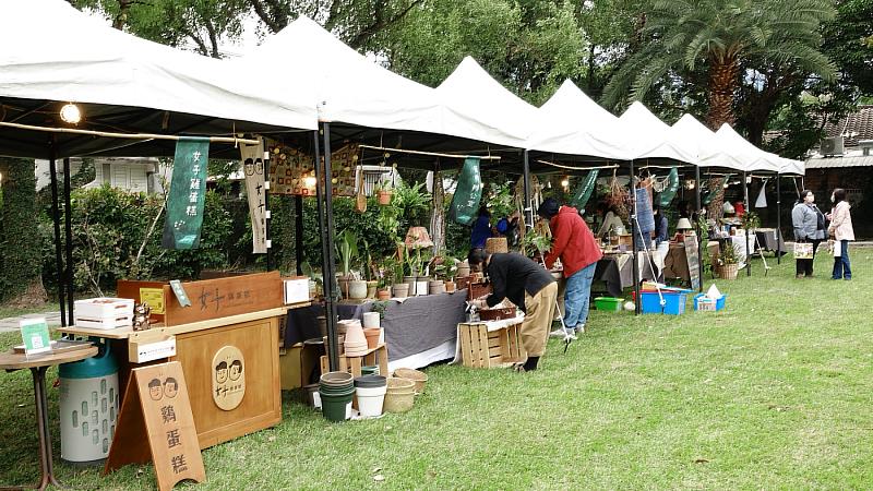 森林多元經營成果展x希柏市集，超過30個攤位，除了知青最愛的文創手作及美食外，還有外來種防治移除、國產材及林下經濟等宣導攤位。