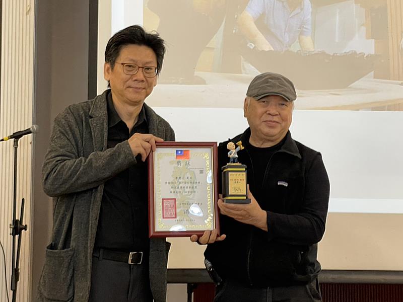 游元隆理事長頒陶瓷產業終身奉獻獎予李亮一大師