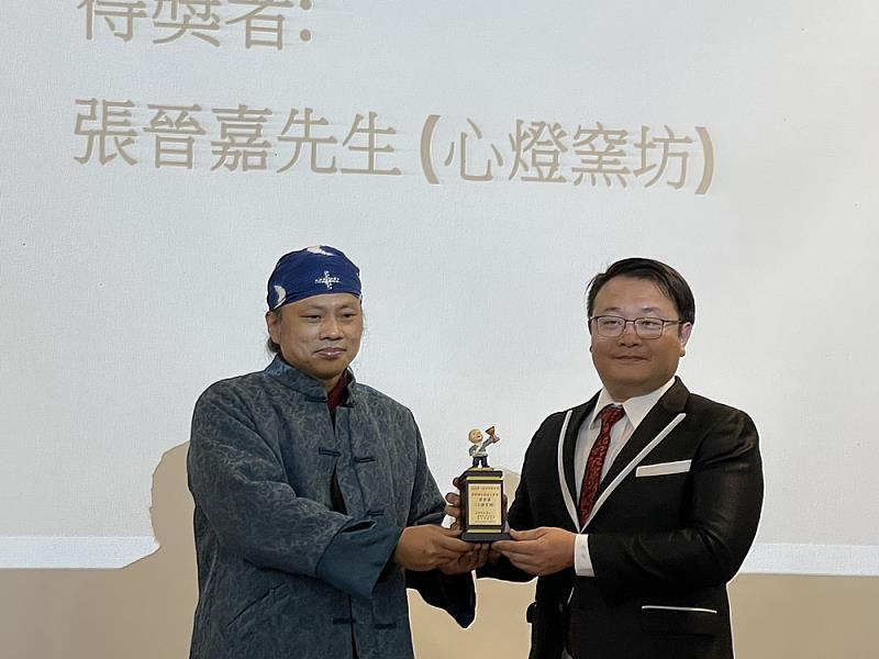 蔡堃生副理事長頒創新陶瓷績優人員獎予張晉嘉(心燈窯坊)