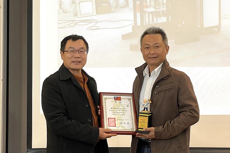 陳茂松副理事長頒陶瓷事業營運優良獎予蕭秉閎(啟墩工業有限公司)