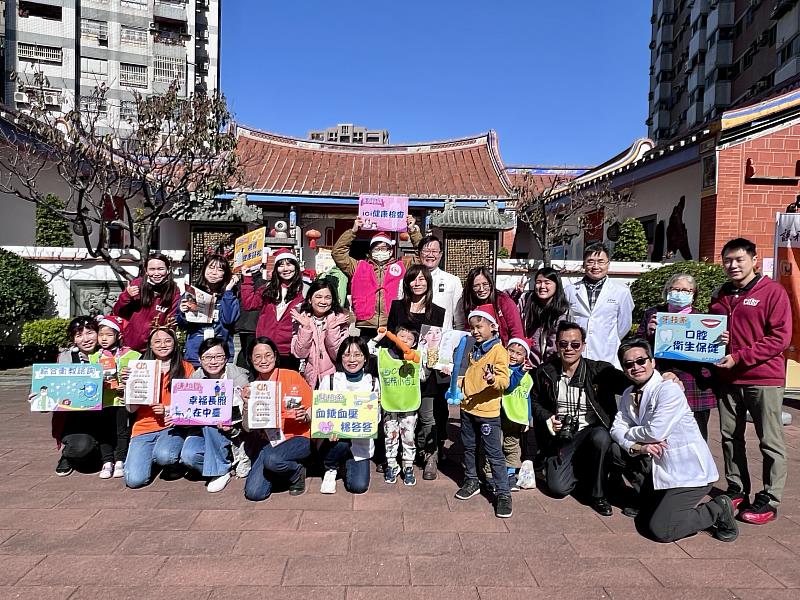 中臺科大校長蒞臨現場為同學加油