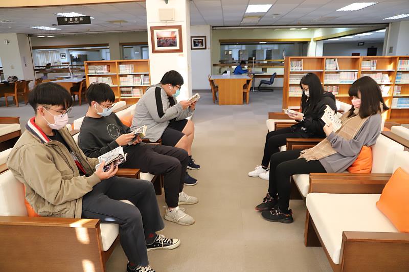 南華大學設置漫畫區，閱讀空間寬敞舒適。