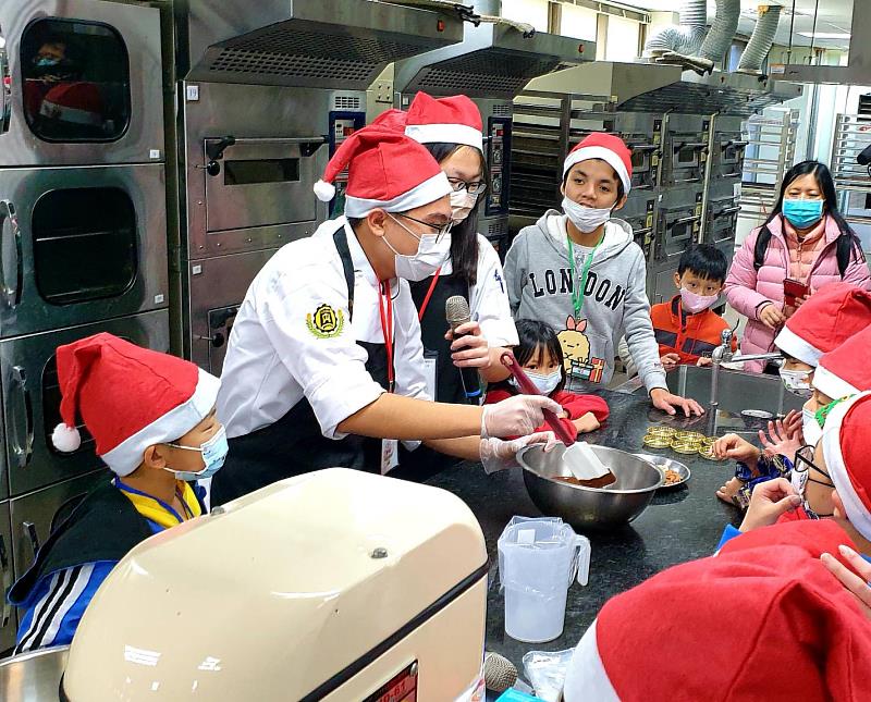 景文科大賈桃樂探索團  陪經濟不利孩童歡度聖誕。