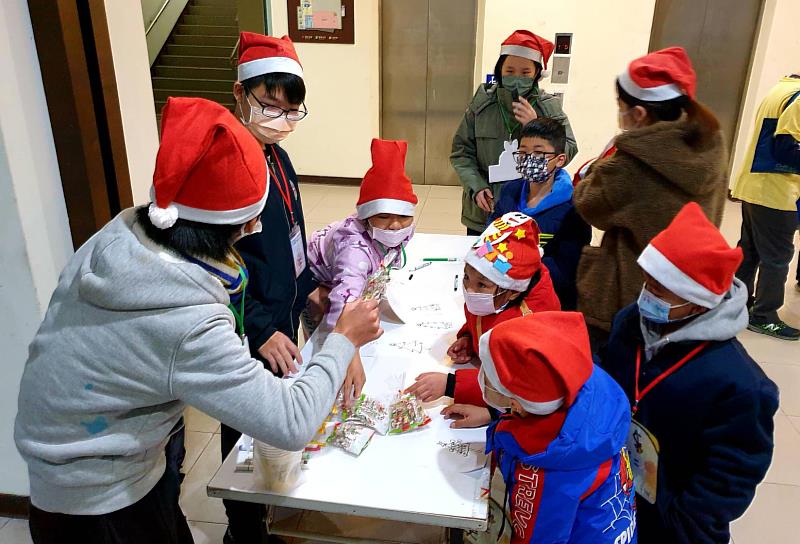 景文科大賈桃樂探索團  陪經濟不利孩童歡度聖誕。