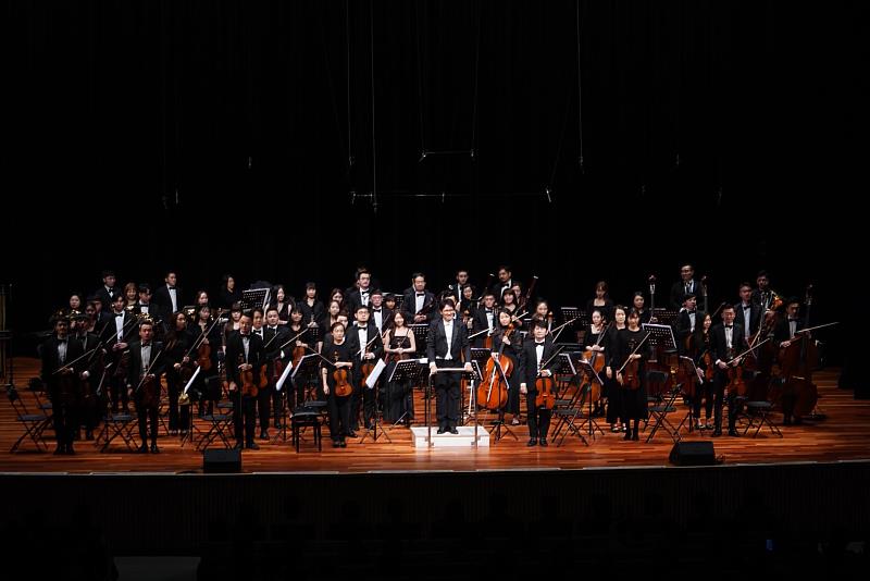 指揮張致遠與TPSO台北愛樂交響樂團 (陳怡文/攝)