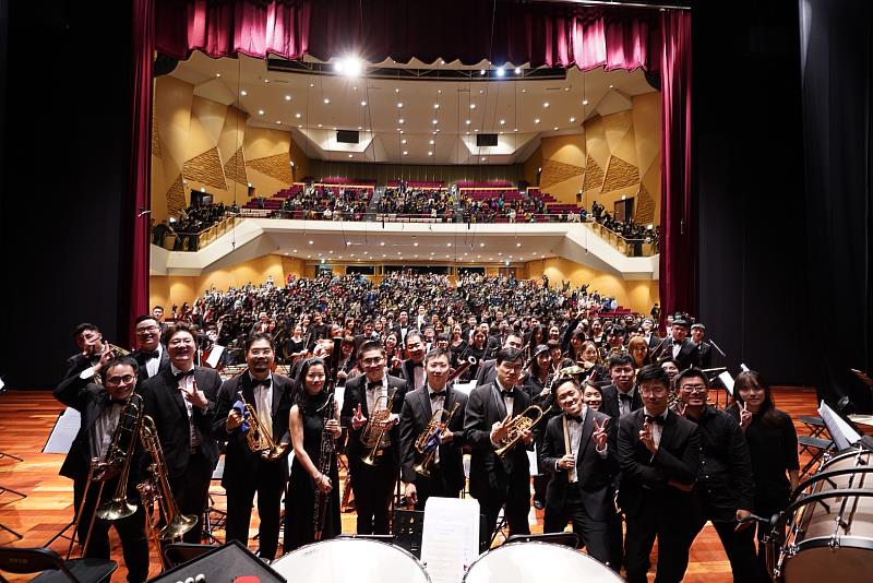 上千觀眾、中央大學管樂社及弦樂社、TPSO台北愛樂交響樂團 (陳怡文/攝)