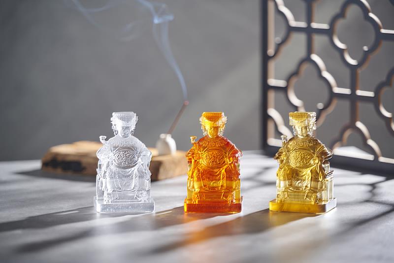 大甲鎮瀾宮面容慈祥著稱的開基媽祖為靈感發表新作【慈容】，純手工打造，限量888件，12月19日開放預購。