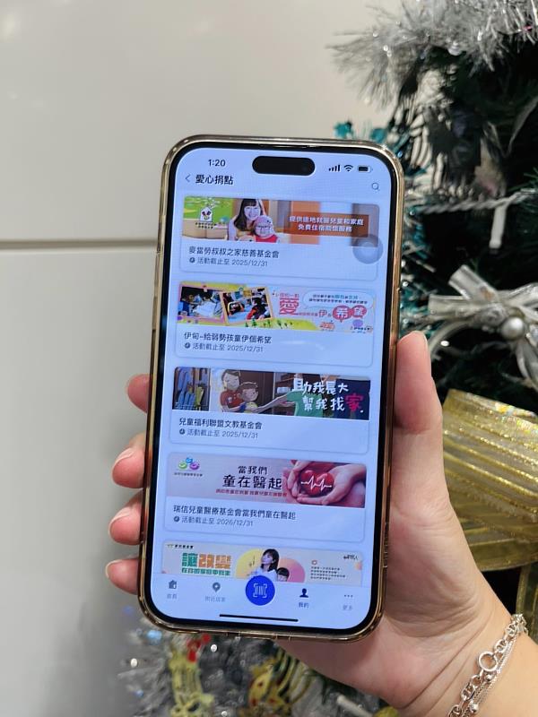 使用HAPPY GO App進行愛心捐點，就有機會抽中Gogoro環保電動機車等大獎，邀請卡友歲末送暖助公益團體。