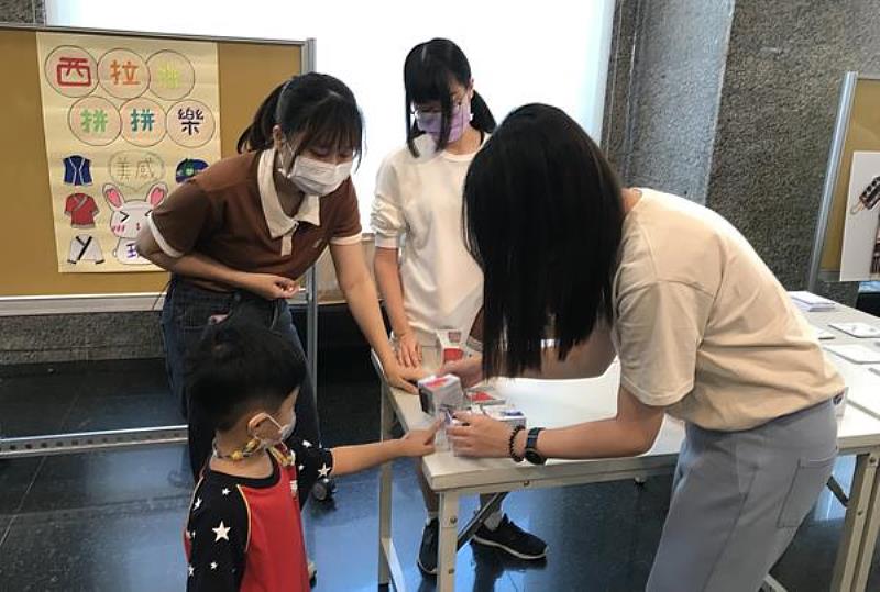 南臺科大學生透過拼圖遊戲讓幼兒認識西雅傳統服飾。