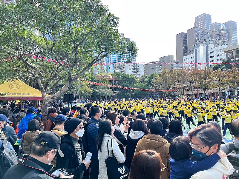 台北市大安區建安國小高年級學生大會操表演，展現青春活力。