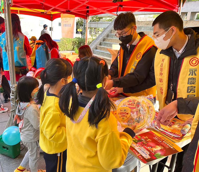 永慶房屋化身校園的好幫手，集結永慶夥伴們提供人力和活動物資，讓學生們在校慶有個快樂的回憶