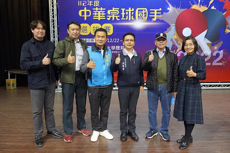洪榮章副縣長(右三)、中華民國桌球協會副理事長楊正雄(右二)、彰化桌球委員會主委張錦昆(左三)、大葉大學主秘侯雪娟(右一)等人共同參與開幕