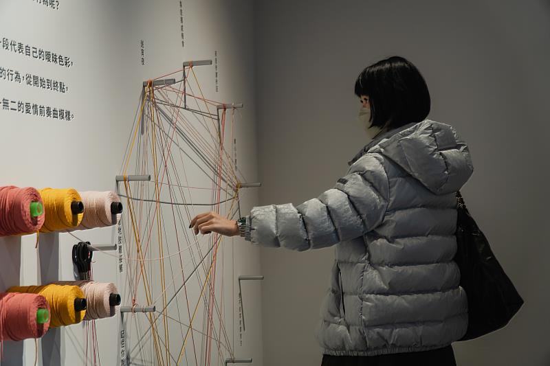 觀眾民眾參與「曖昧區」展品互動創作