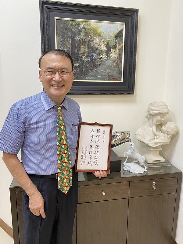 張峰銘老師致贈「博學鴻儒伺好韻、弄璋弄瓦助孕成」。