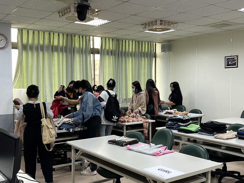 菲律賓新南向學生挑選冬衣