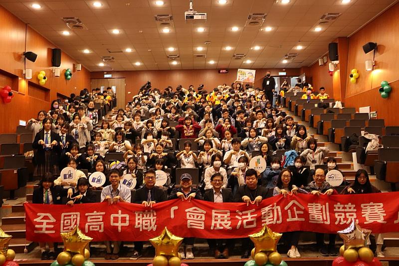 圖說一：出席師長與參賽同學合影
