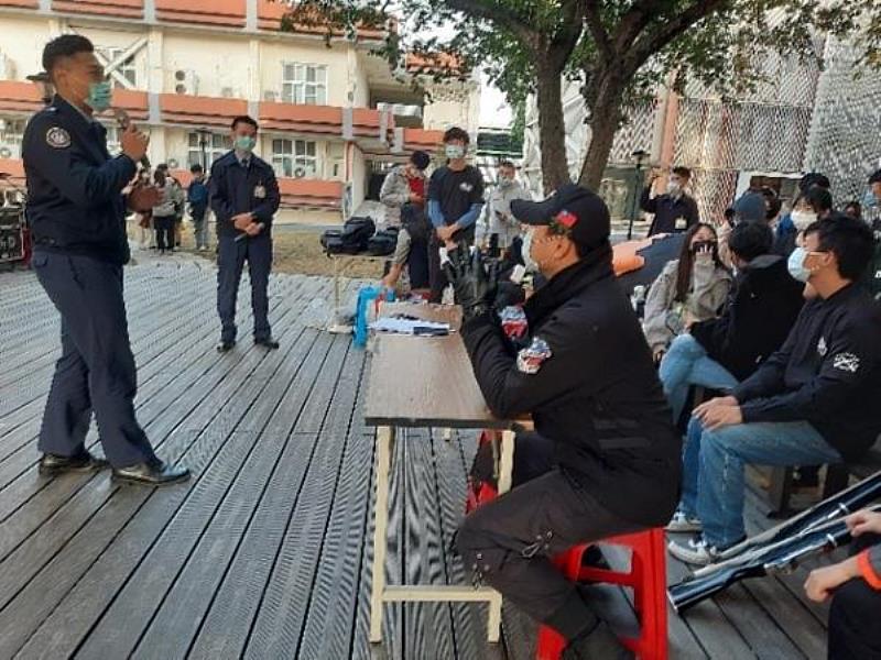 空軍儀隊劉中士於南臺科技大學軍儀隊期末社團成果發表暨空軍儀隊交流活動中勉勵學之情形。