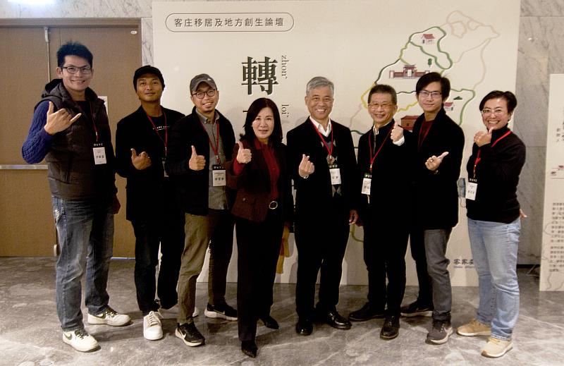 范佐銘副主委與現場講者貴賓合影。